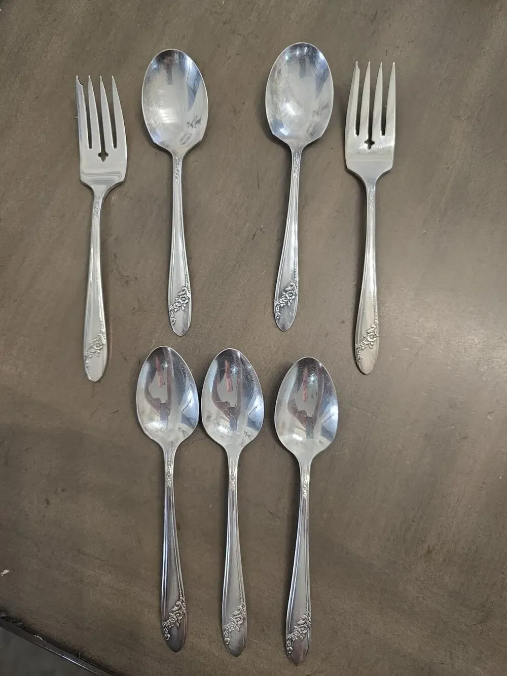 Oneida Tudor Plate Community Queen Bess 7pc. 3Tsp, 2Salad Fork, 2Soup Spoon